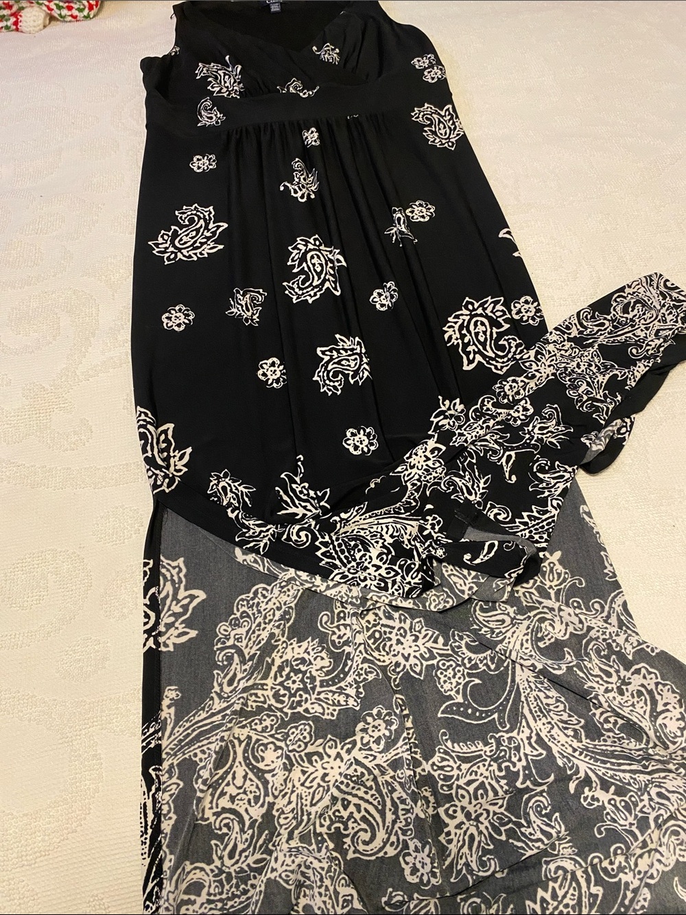 Chaps Black Maxi Dress with White Paisley Print, split on sides. Lightweight - Picture 6 of 9